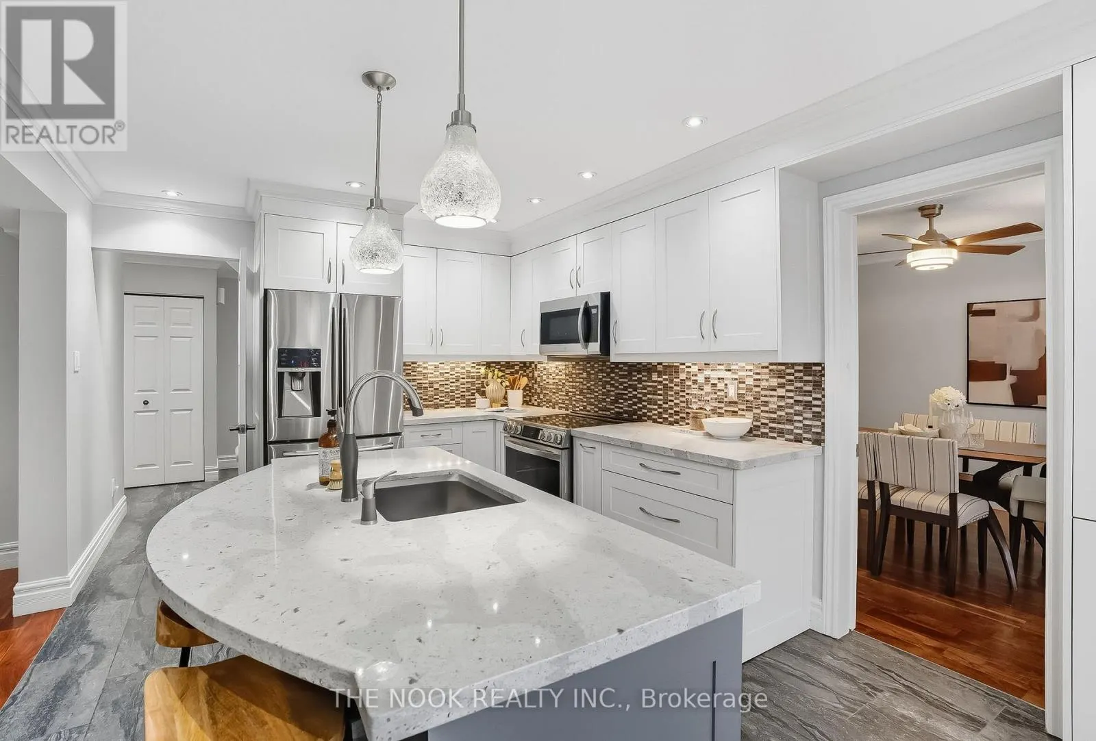 18 MOWAT COURT