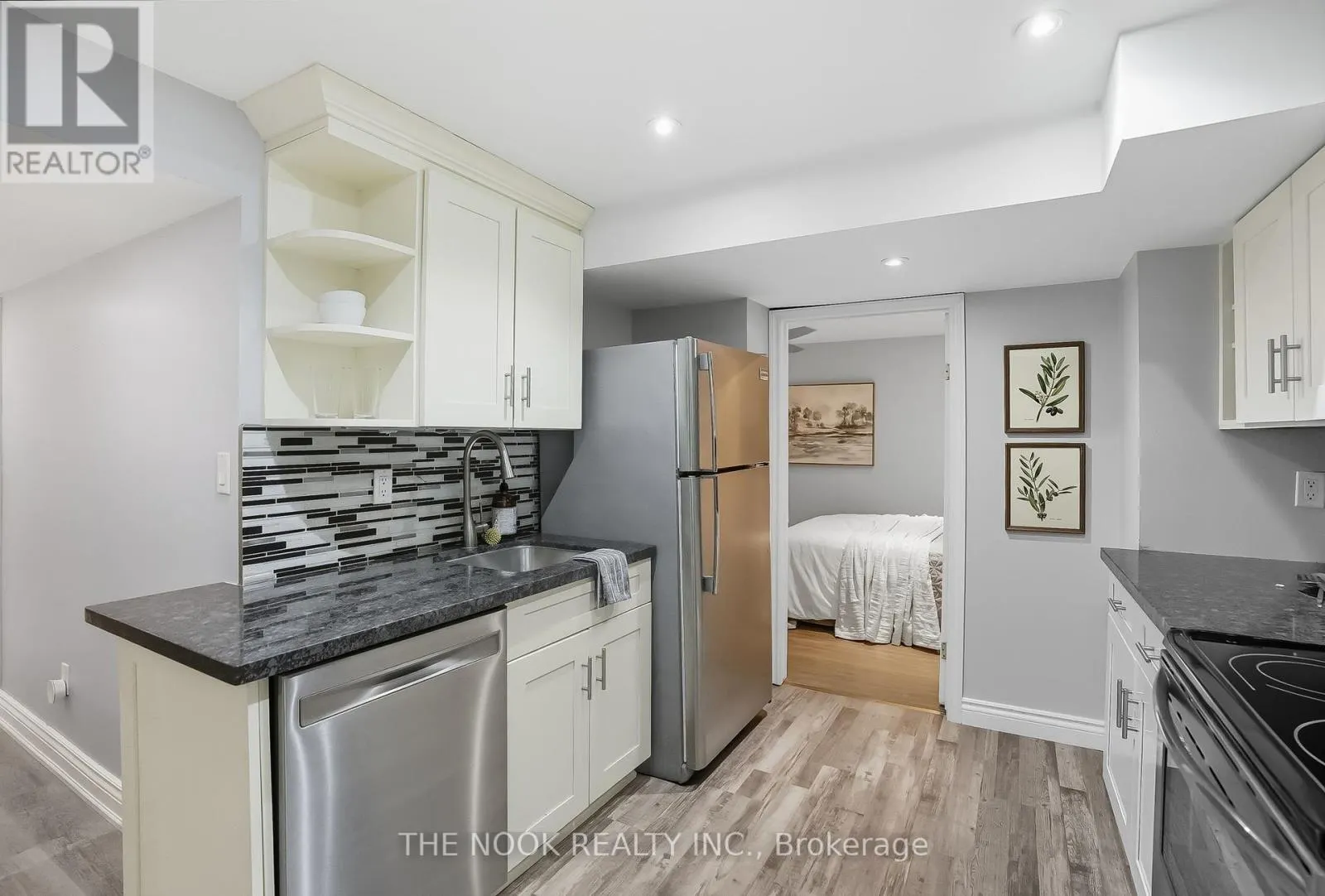 18 MOWAT COURT