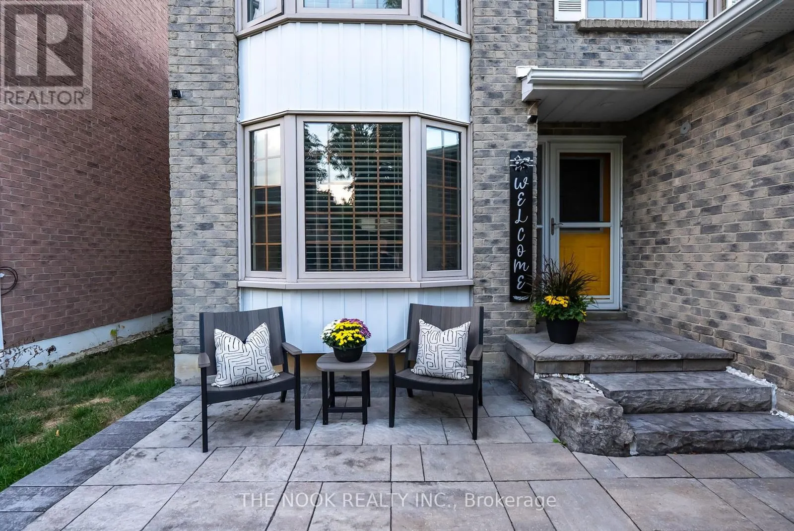 18 MOWAT COURT