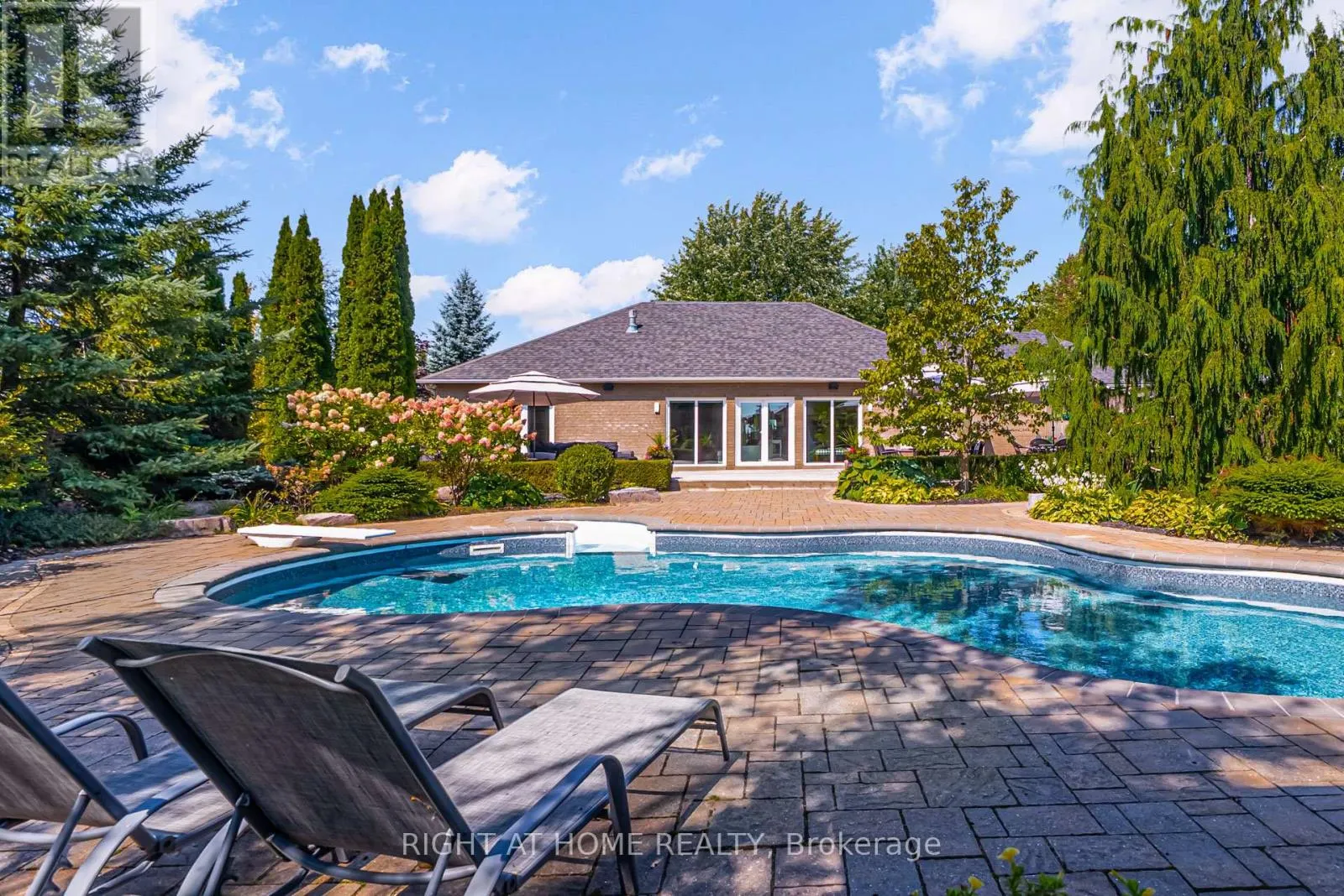 32 MIKELEN DRIVE