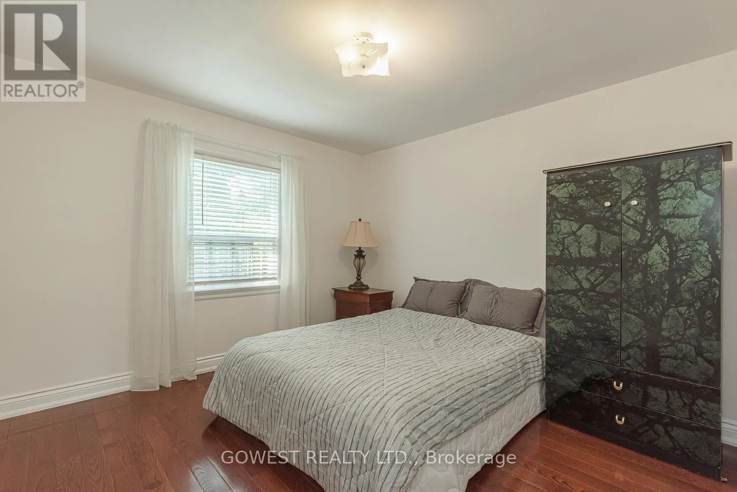1 FAIRBOURNE CRESCENT