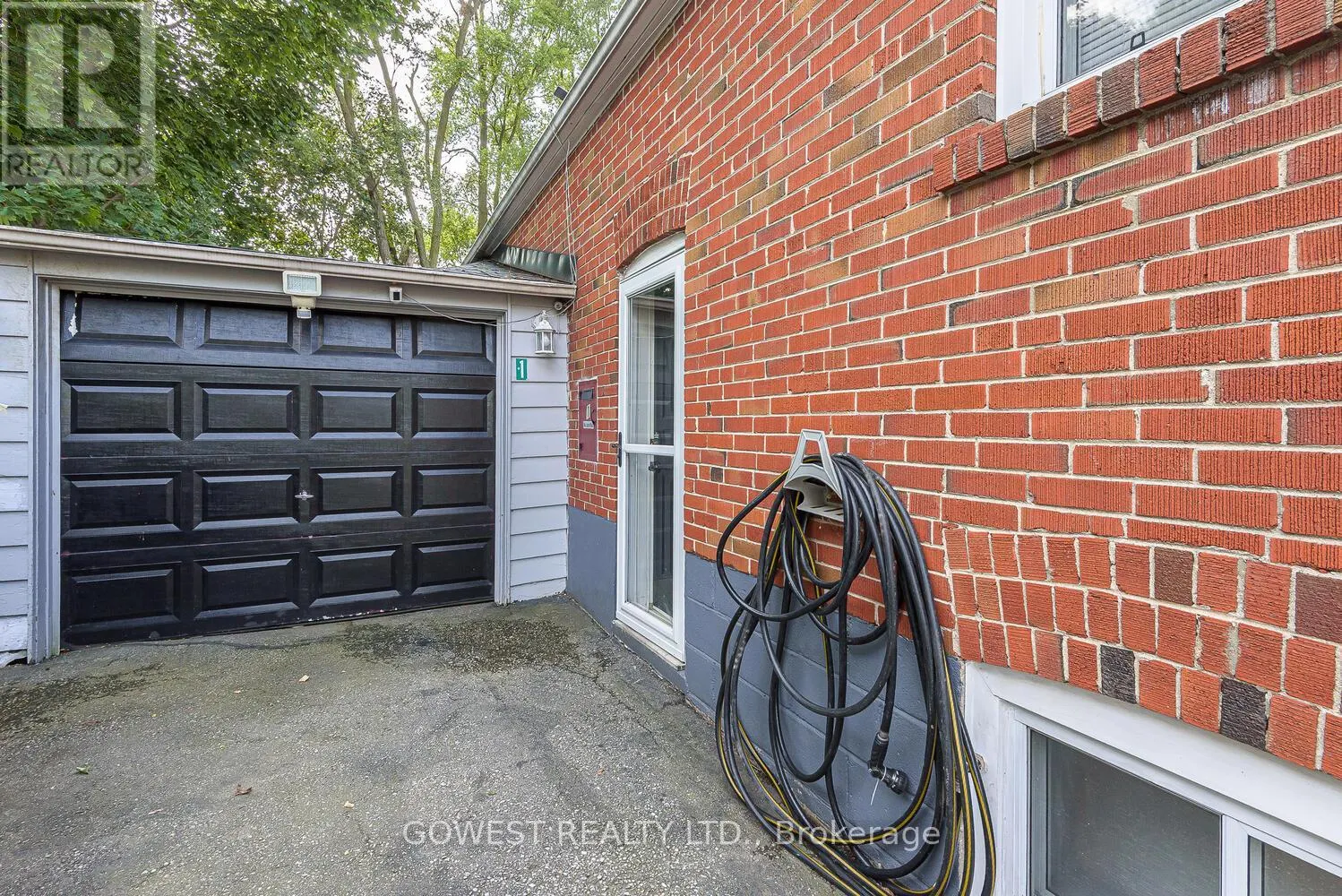 1 FAIRBOURNE CRESCENT