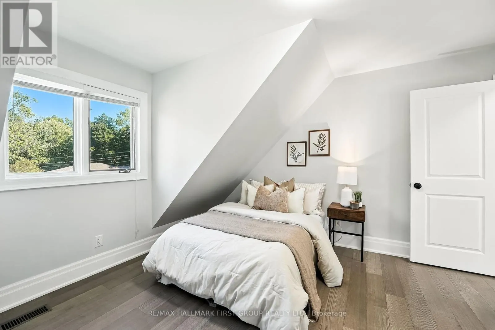 47 SHERWOOD ROAD E