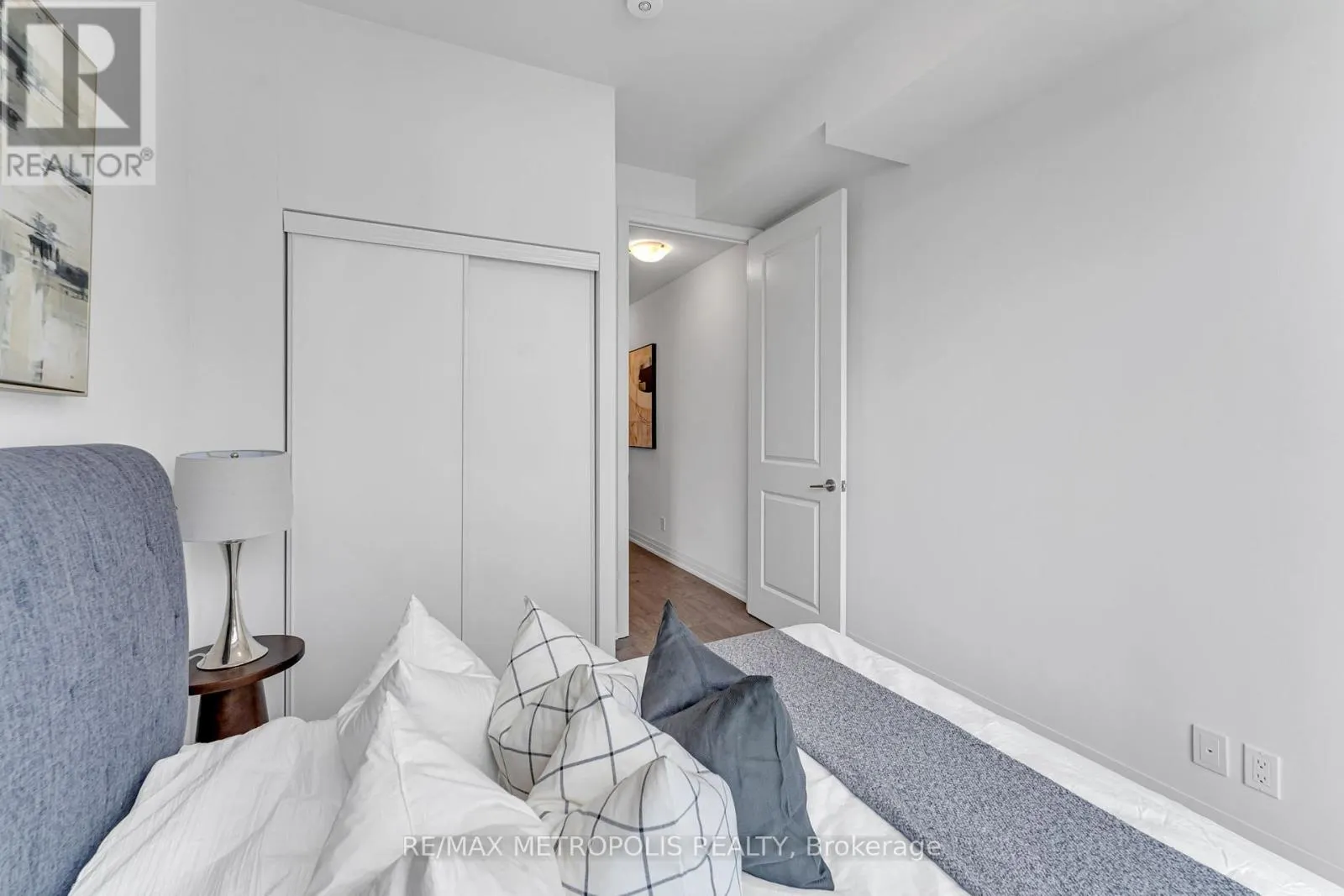 403 - 10 MEADOWGLEN PLACE