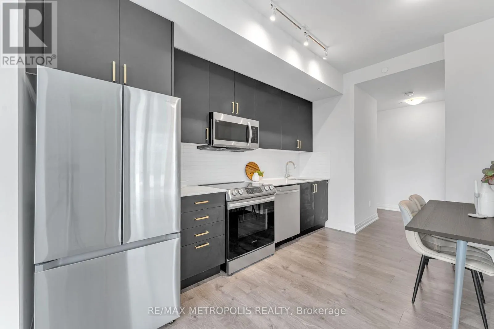 403 - 10 MEADOWGLEN PLACE