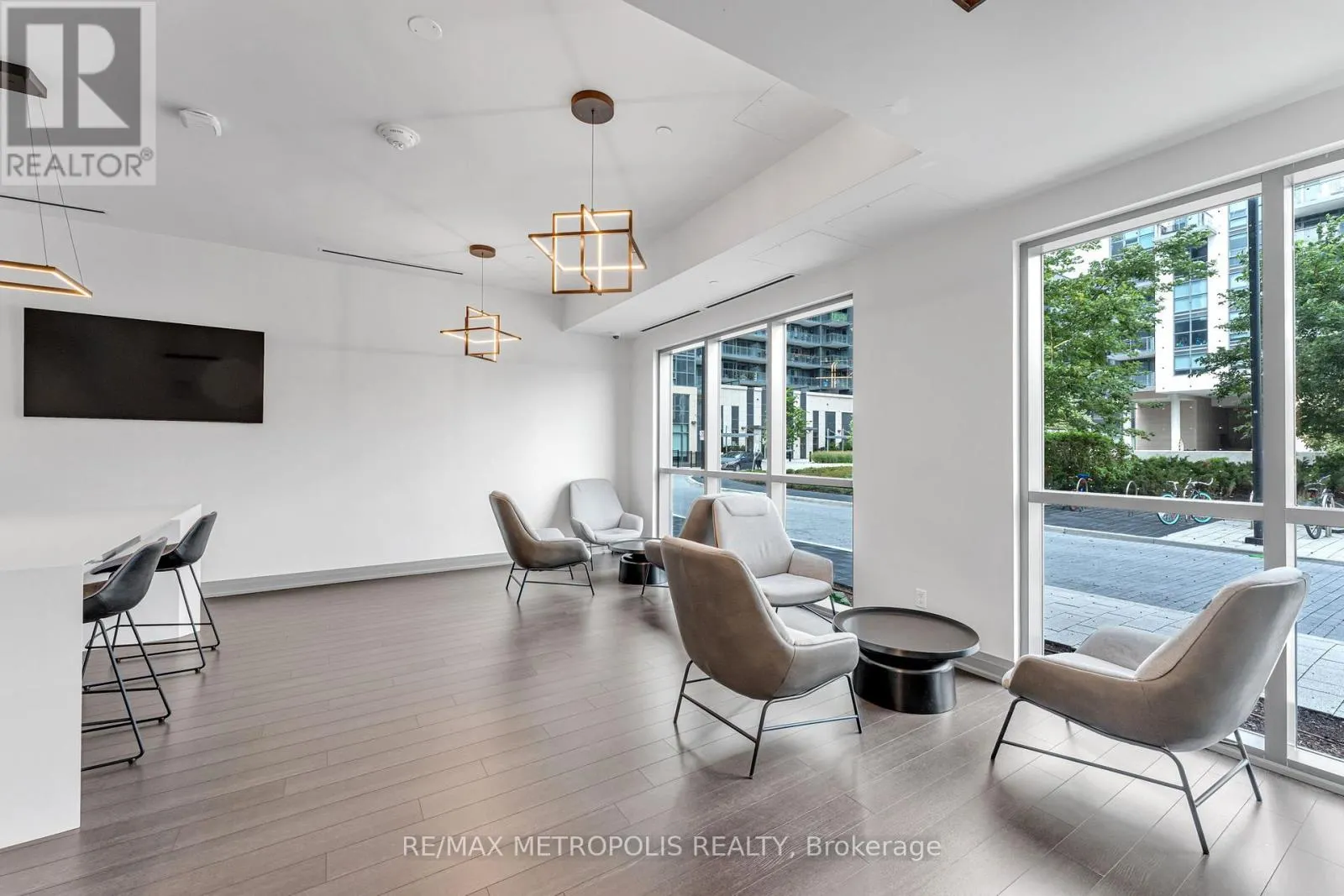 403 - 10 MEADOWGLEN PLACE