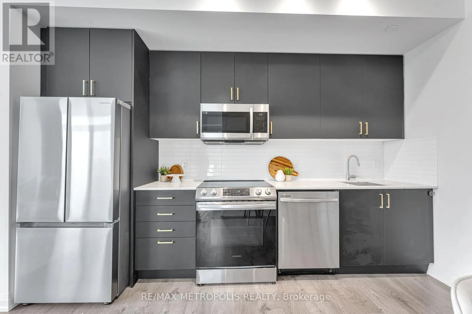403 - 10 MEADOWGLEN PLACE