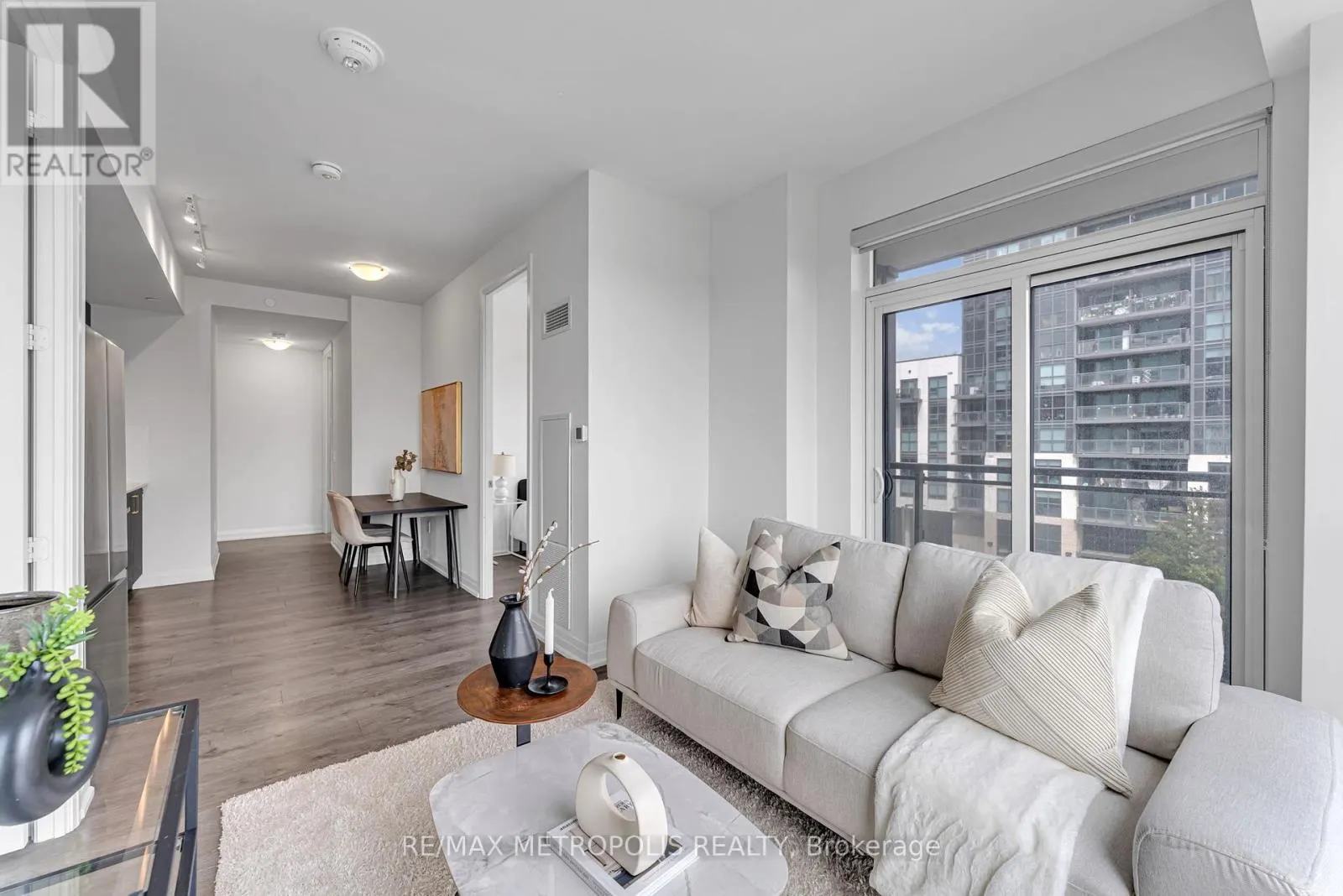 403 - 10 MEADOWGLEN PLACE