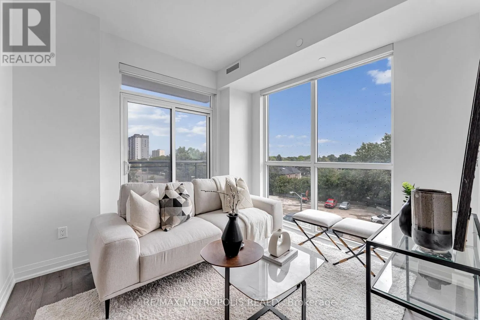 403 - 10 MEADOWGLEN PLACE