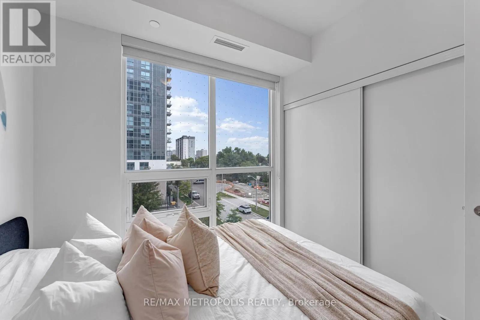 403 - 10 MEADOWGLEN PLACE