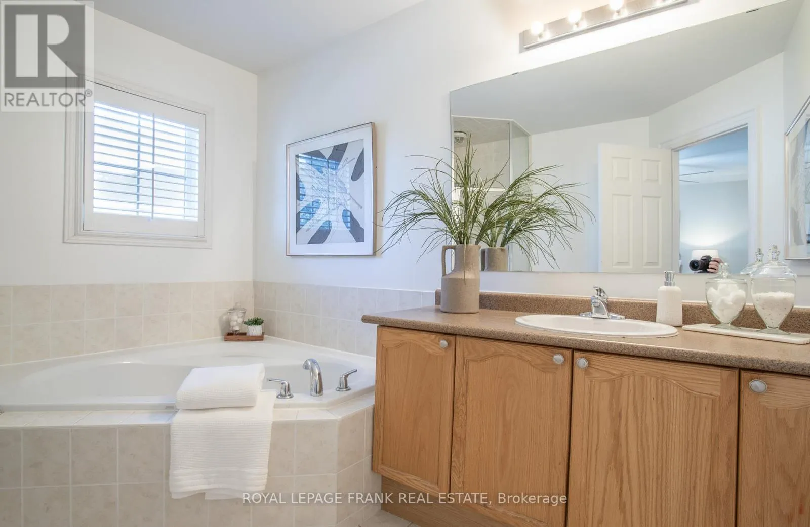 4 SETTLERS COURT