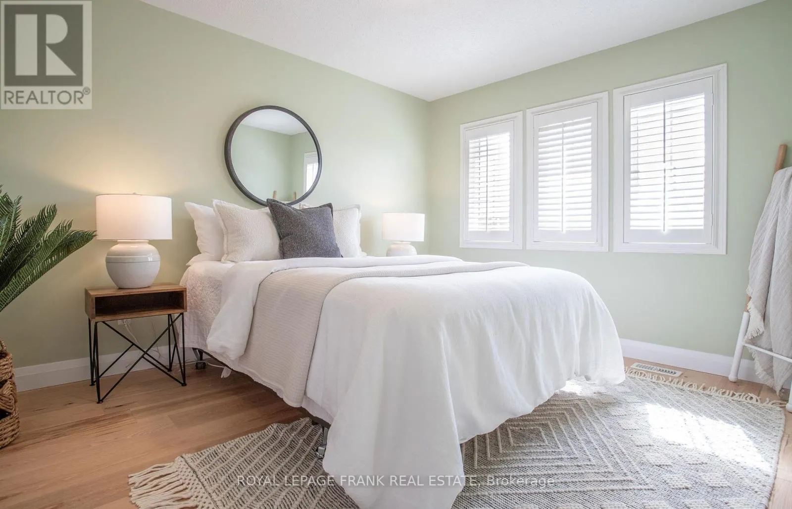 4 SETTLERS COURT