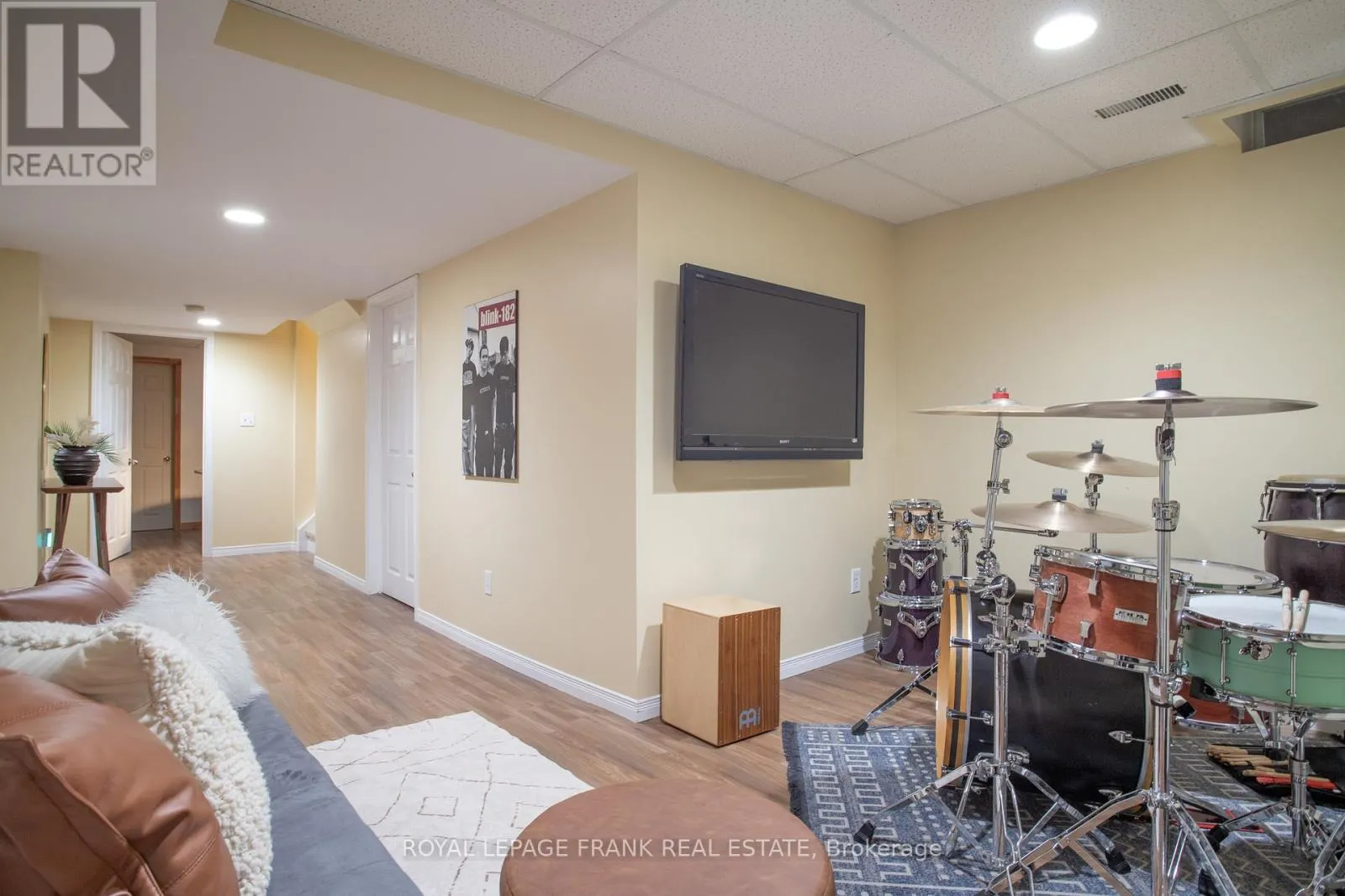 4 SETTLERS COURT