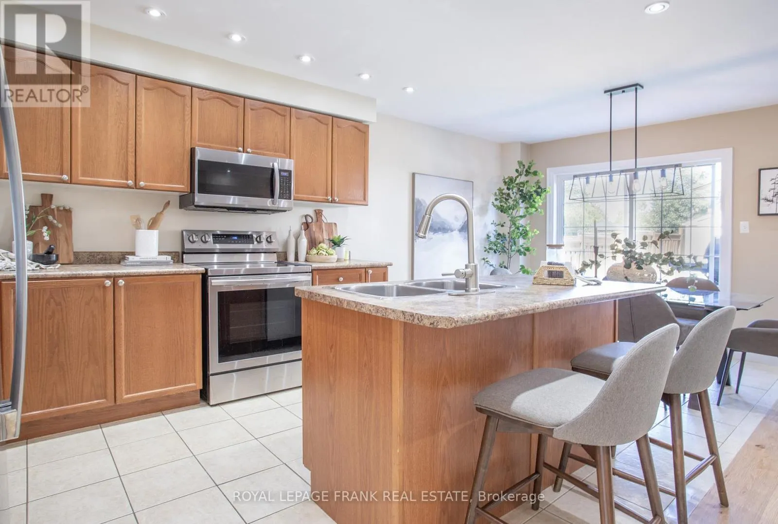 4 SETTLERS COURT