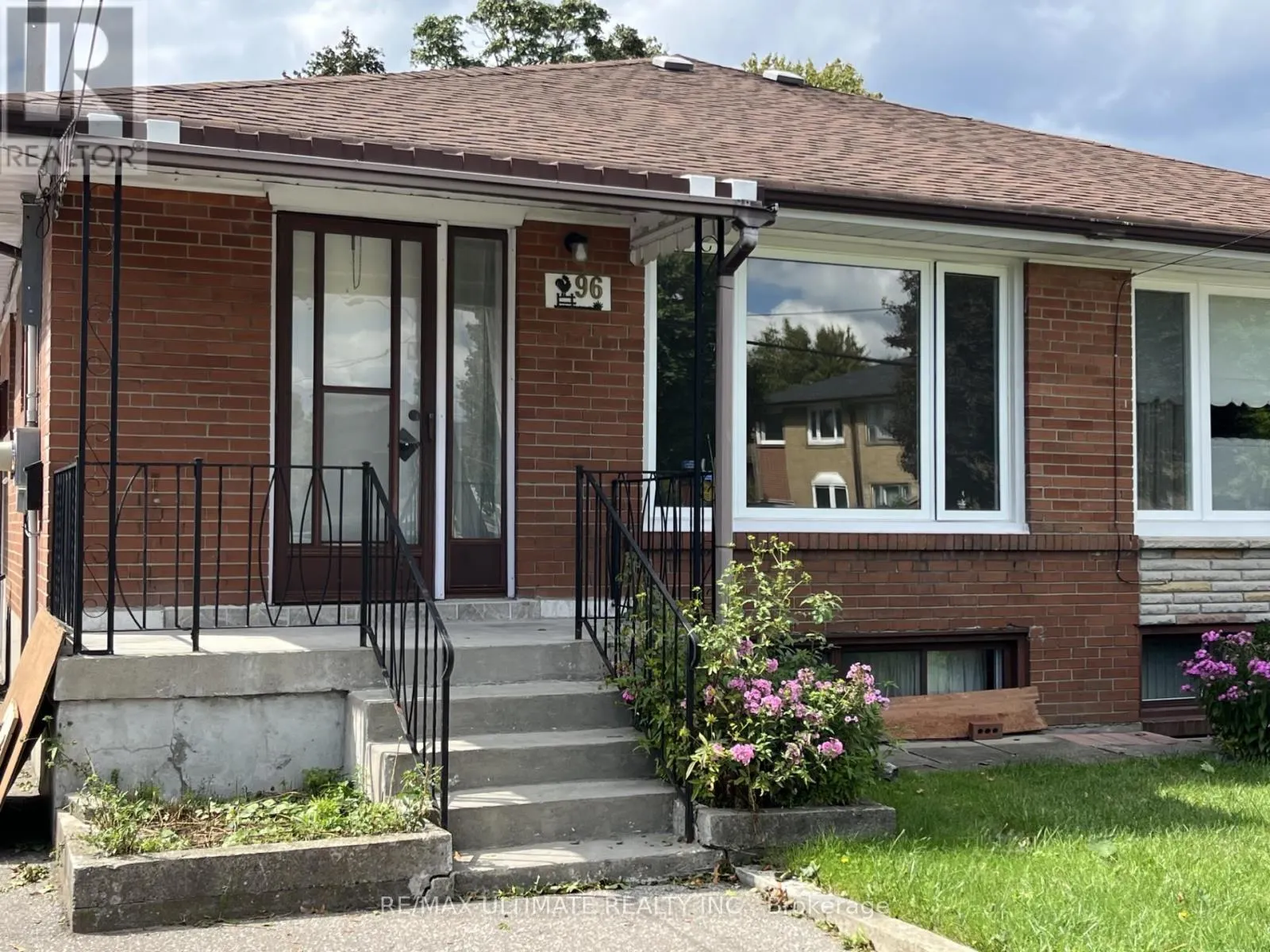 96 BENJAMIN BOULEVARD