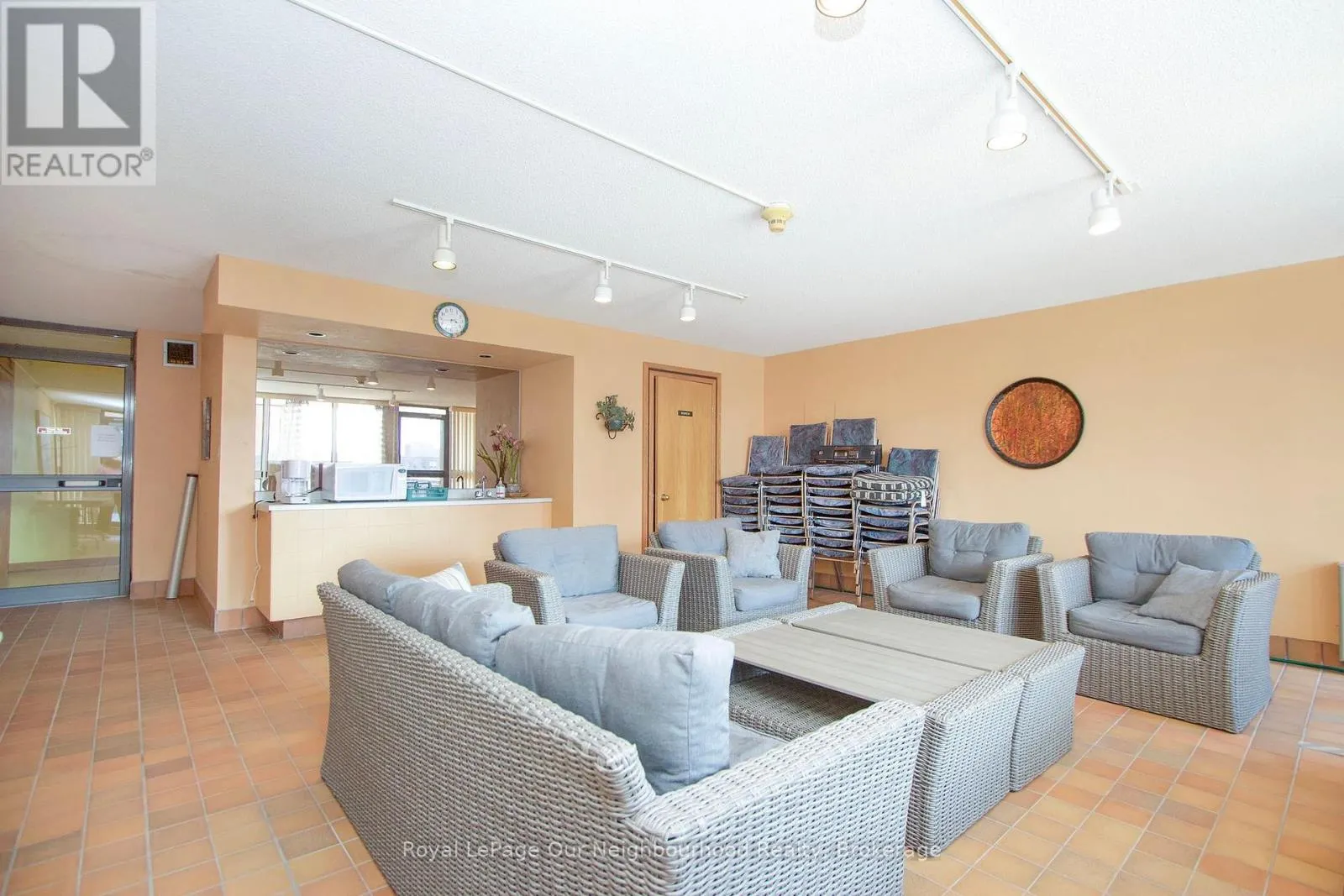 203 - 80 ATHOL STREET E, #203