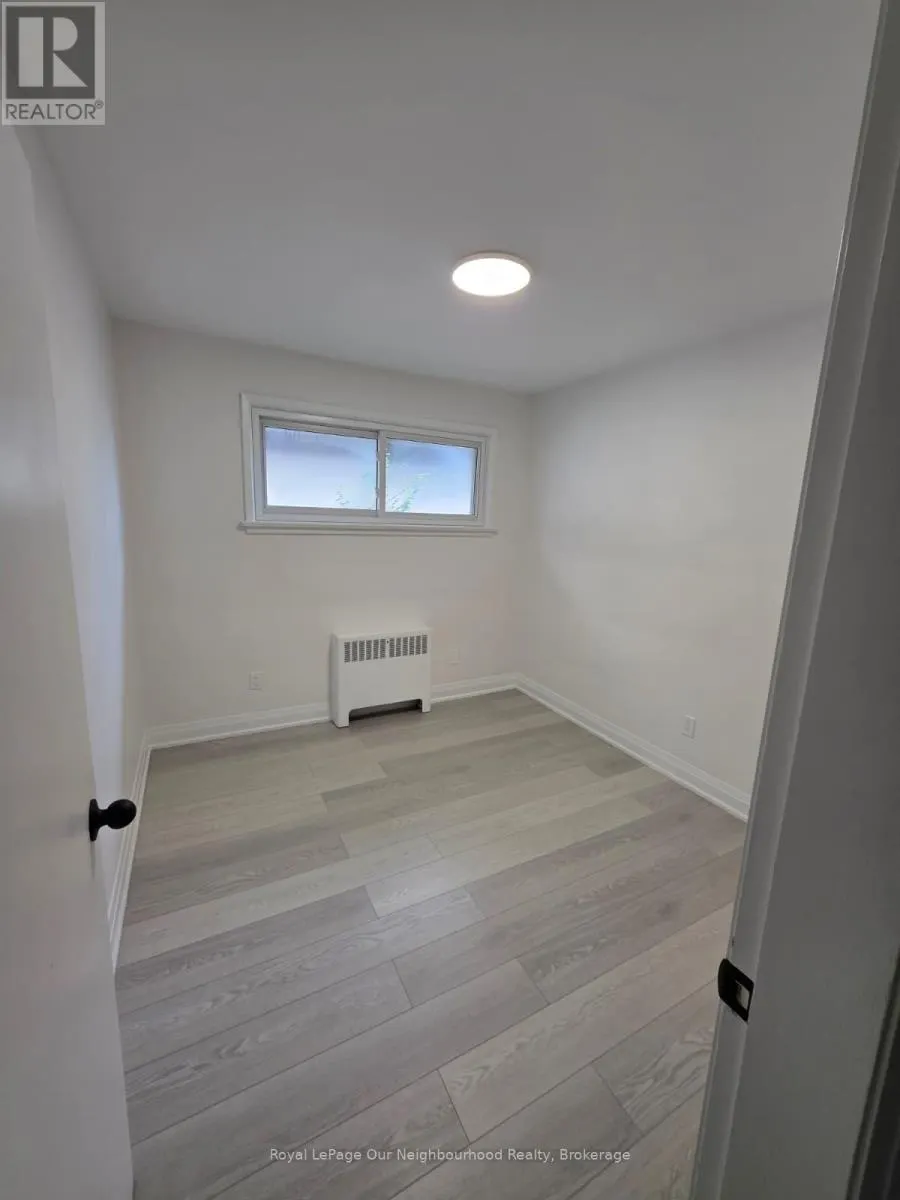 UPPER - 32 MARCHINGTON CIRCLE S