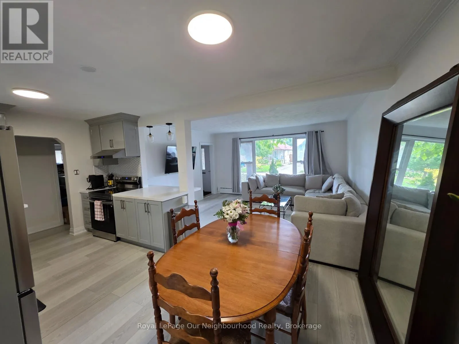 UPPER - 32 MARCHINGTON CIRCLE S