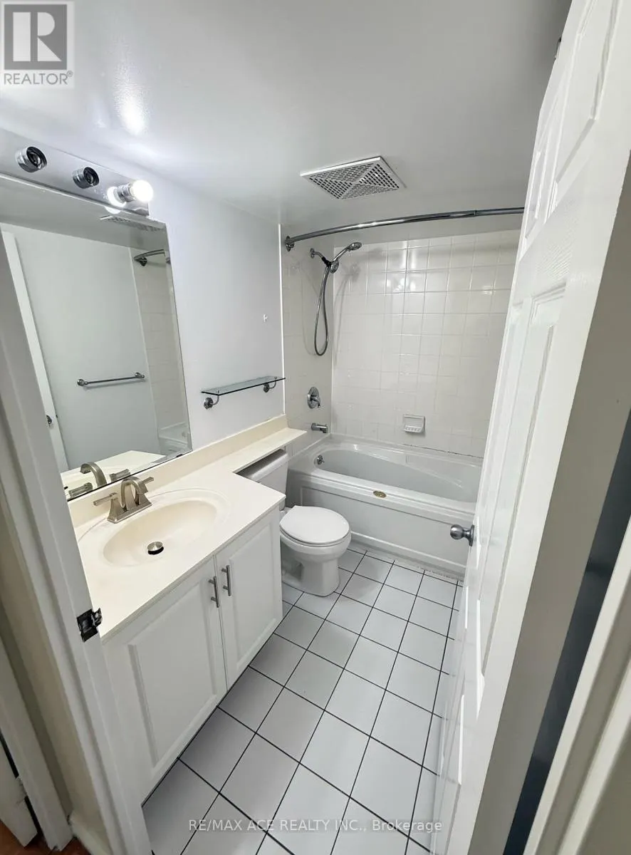 812 - 11 LEE CENTRE DRIVE