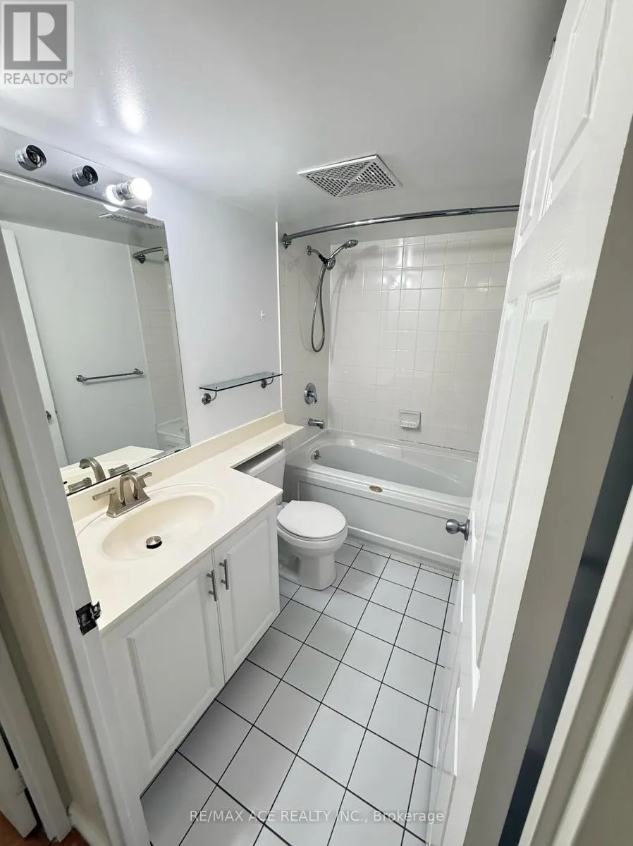 812 - 11 LEE CENTRE DRIVE