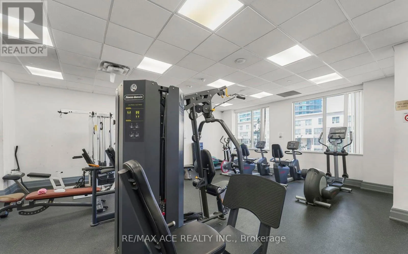 812 - 11 LEE CENTRE DRIVE