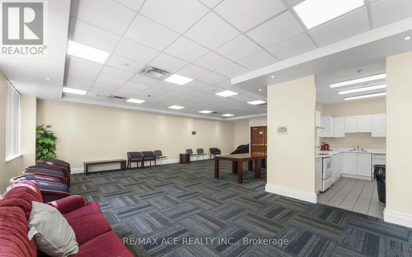 812 - 11 LEE CENTRE DRIVE
