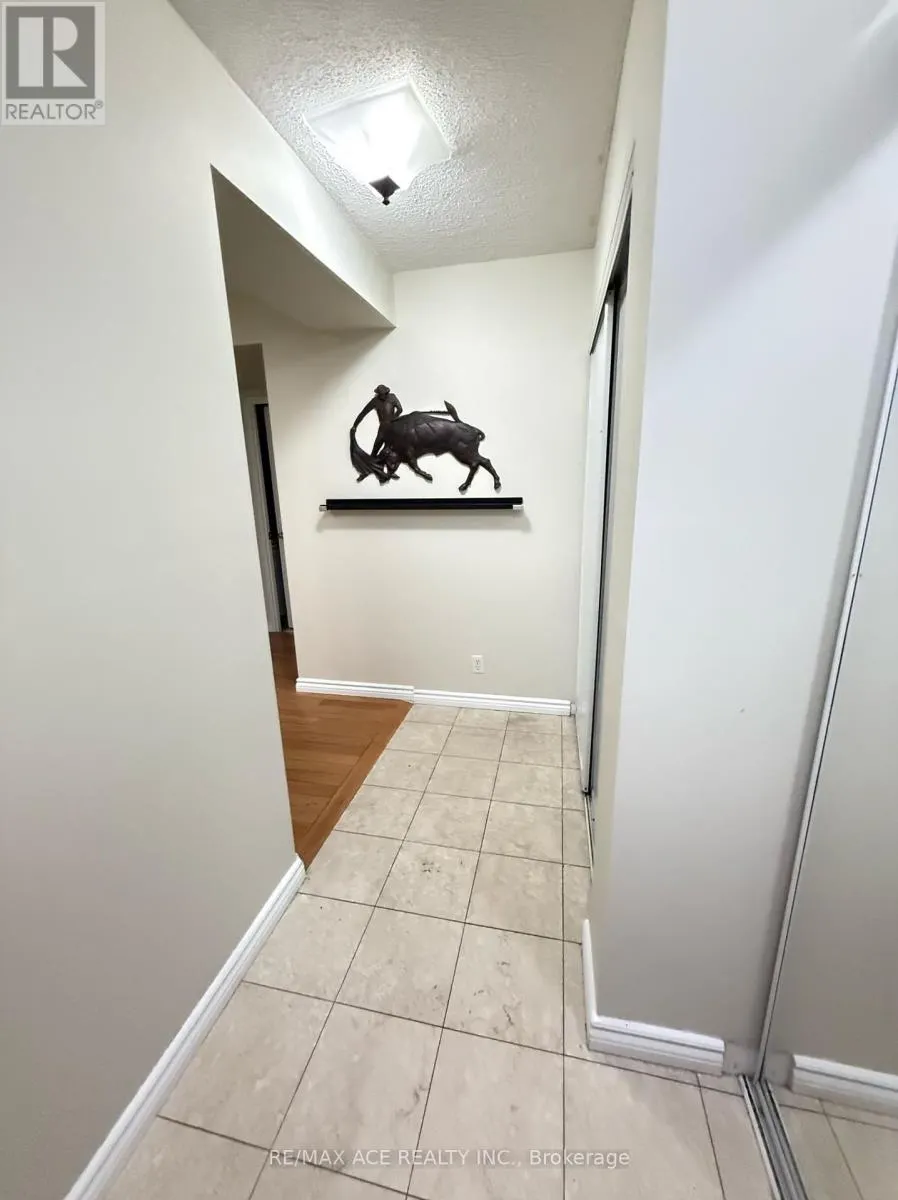 812 - 11 LEE CENTRE DRIVE