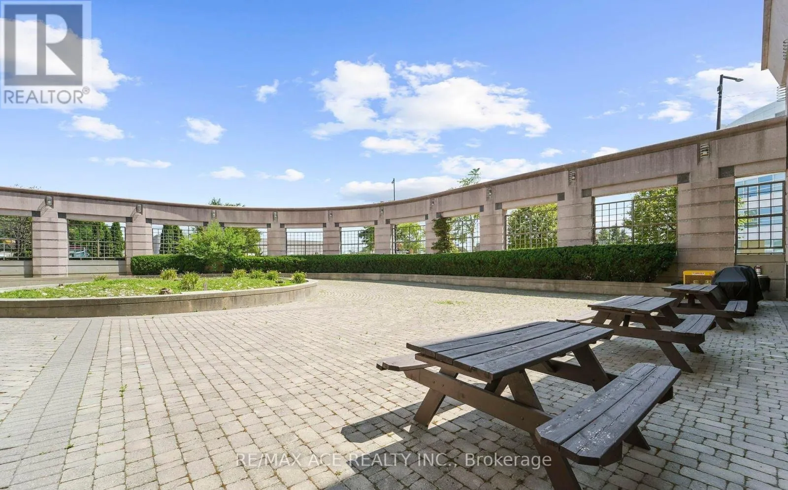 812 - 11 LEE CENTRE DRIVE