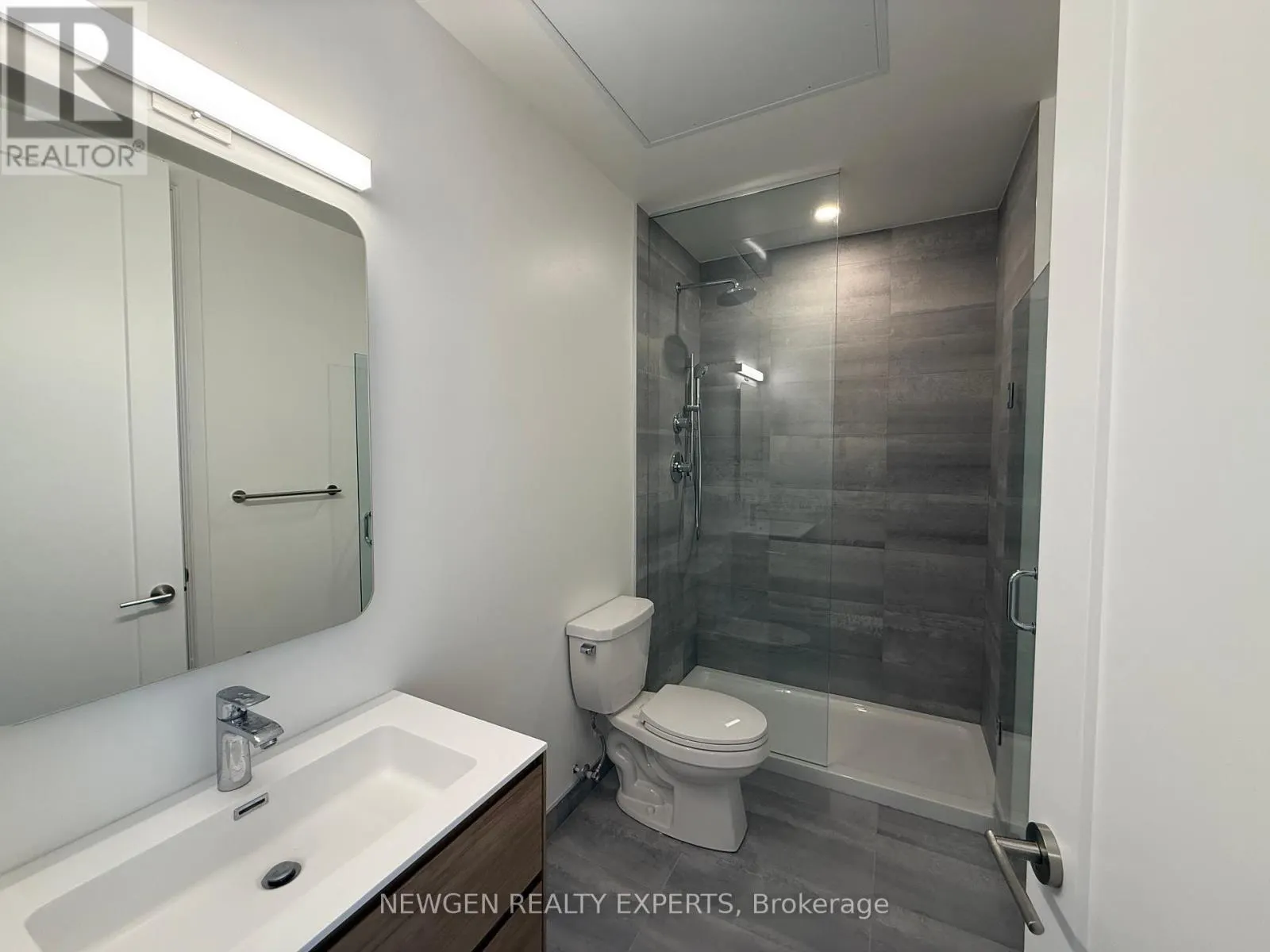 404 - 800 BROADVIEW AVENUE
