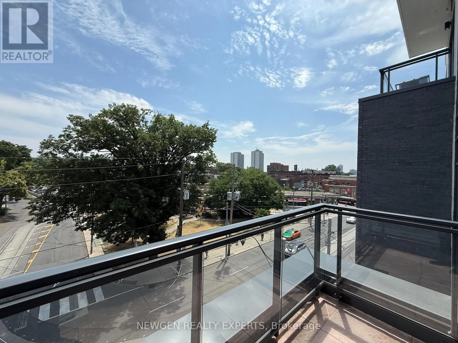 404 - 800 BROADVIEW AVENUE