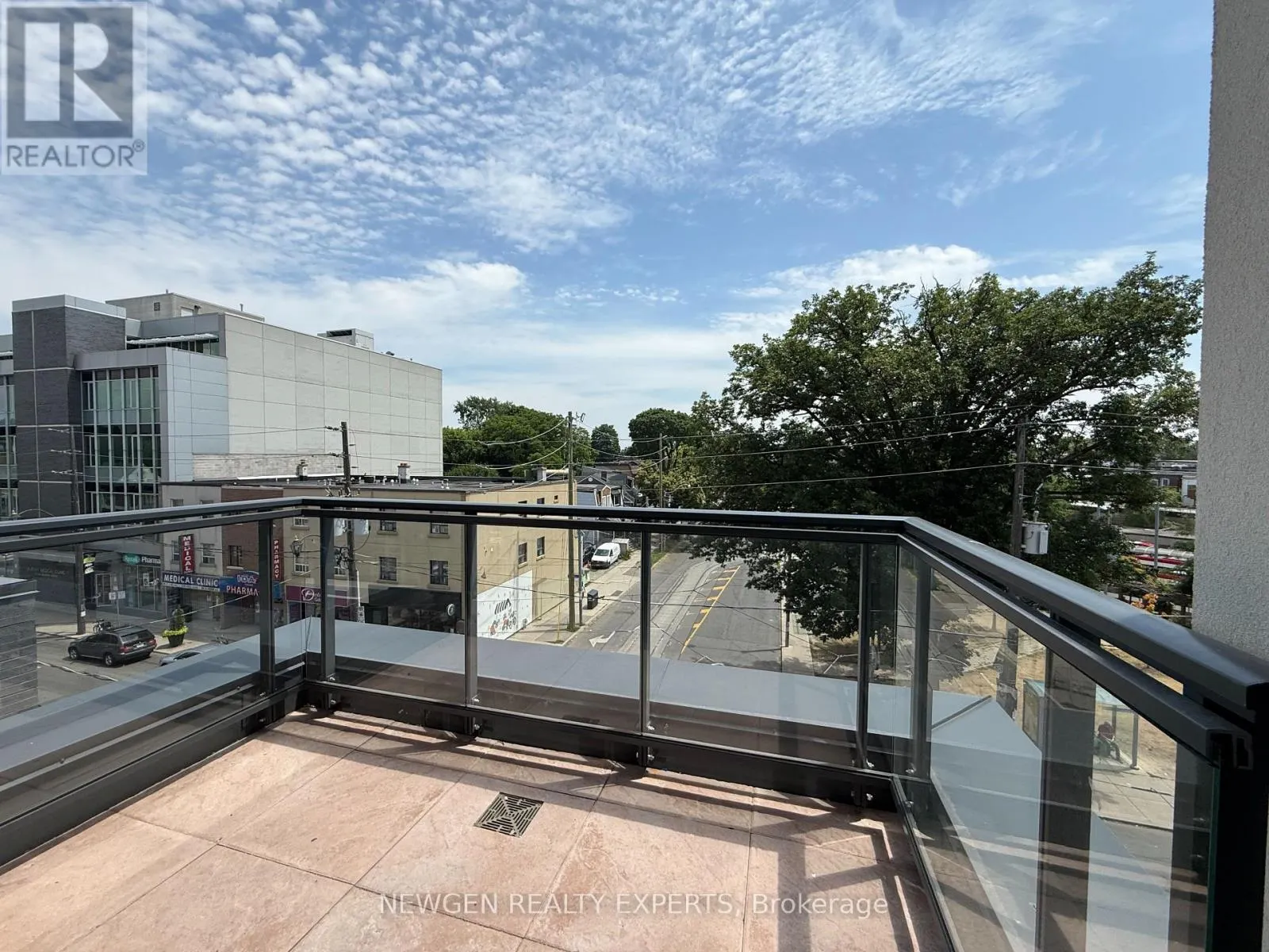 404 - 800 BROADVIEW AVENUE