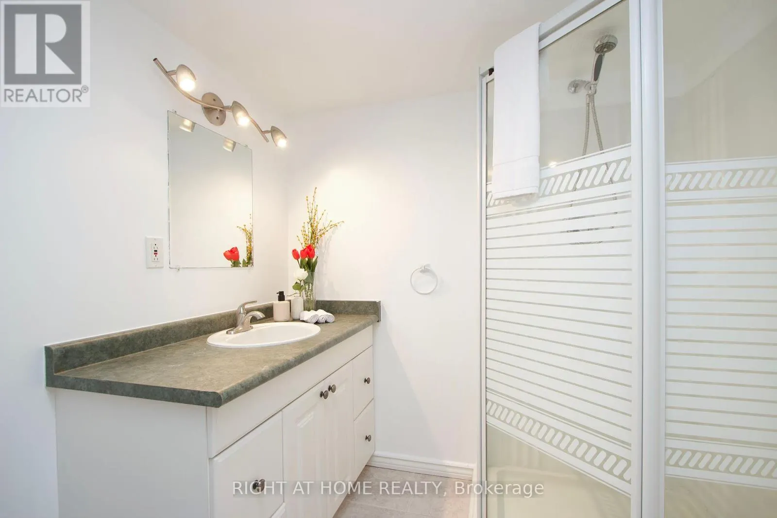 204 - 10 BASSETT BOULEVARD