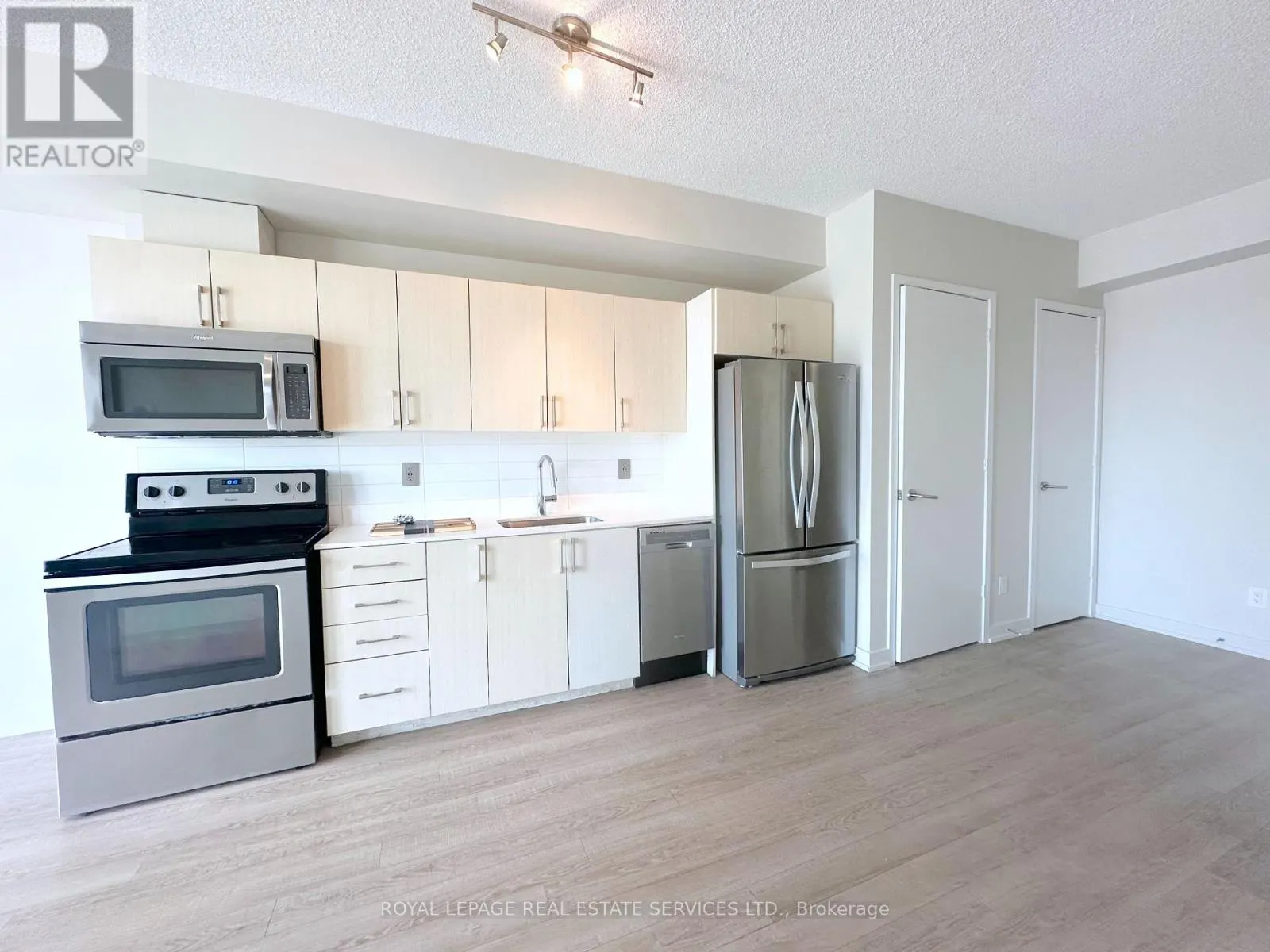 406 - 763 WOODBINE AVENUE