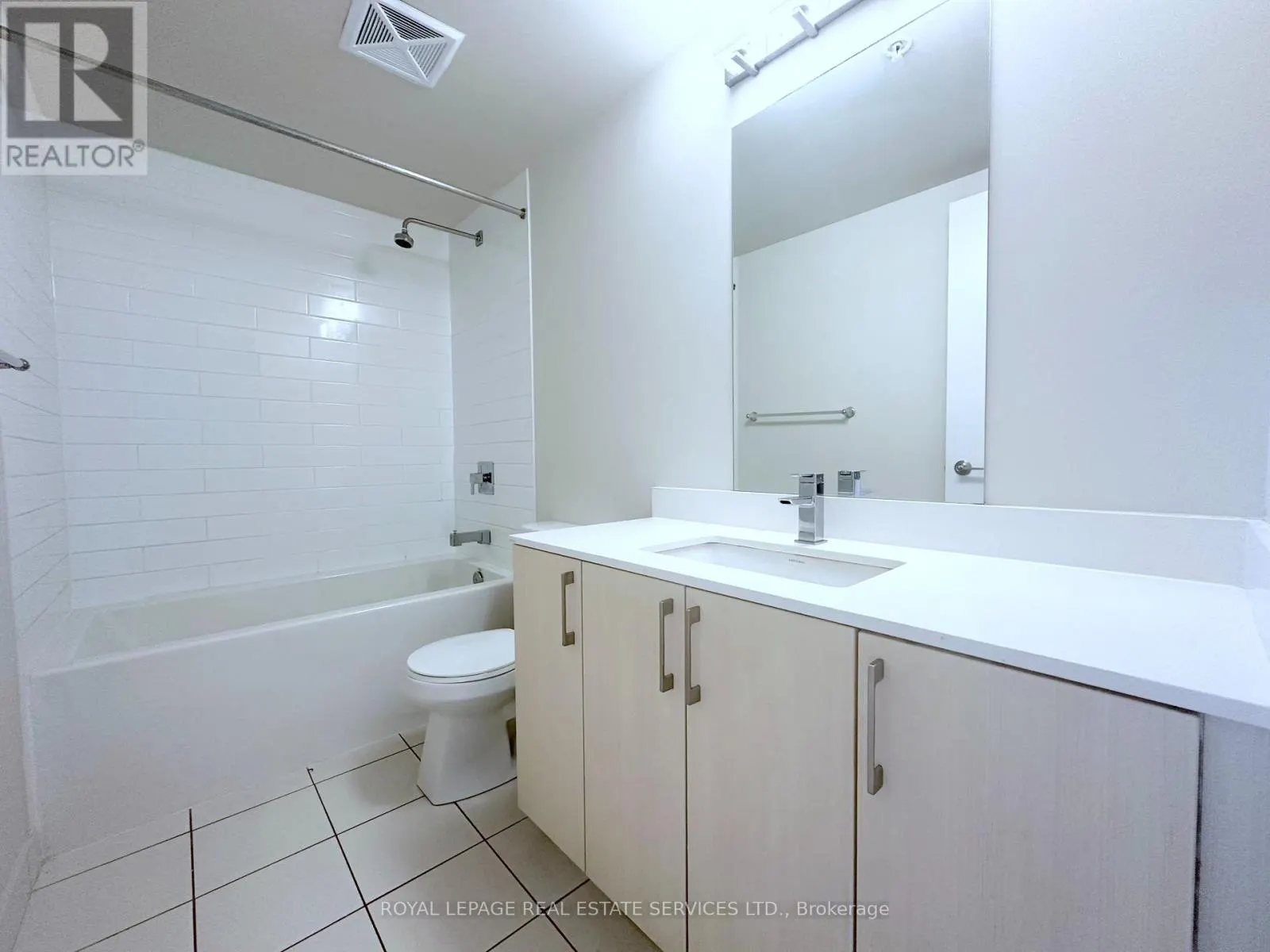406 - 763 WOODBINE AVENUE