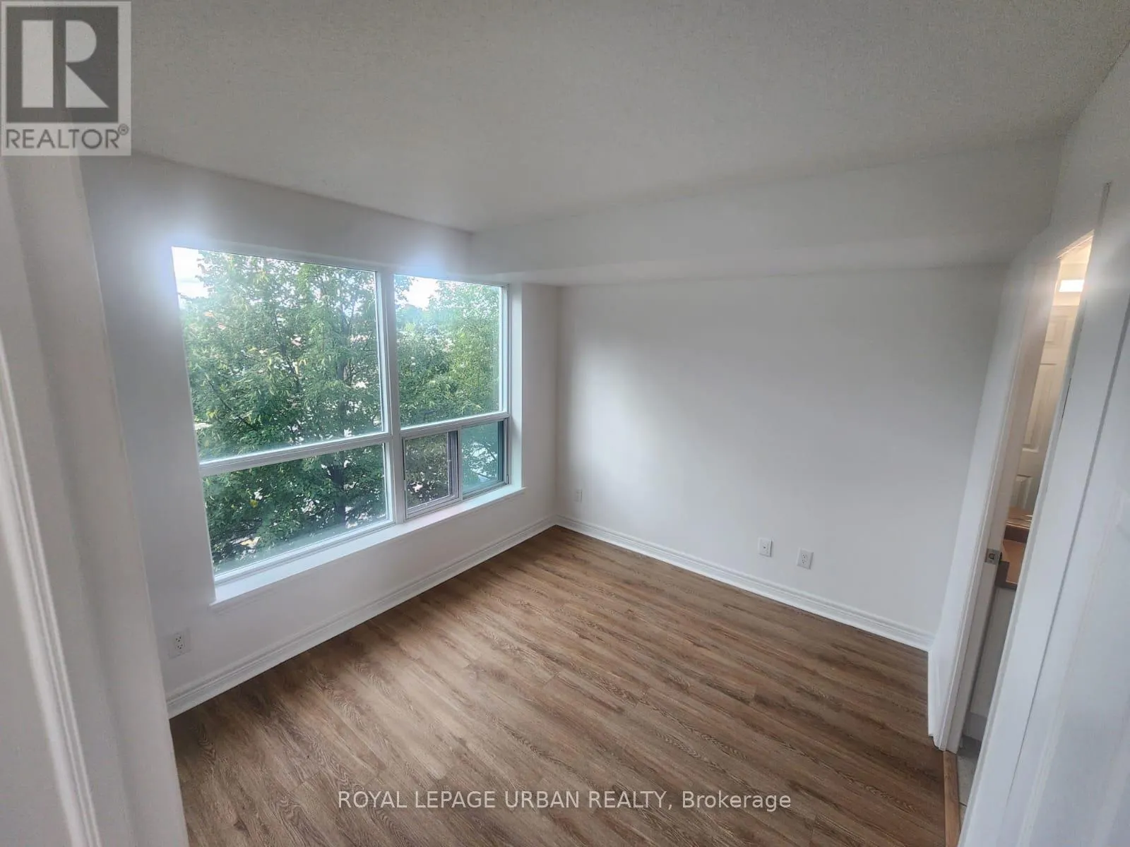 211 - 60 FAIRFAX CRESCENT