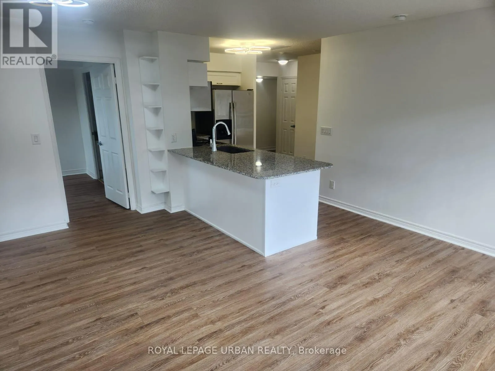 211 - 60 FAIRFAX CRESCENT