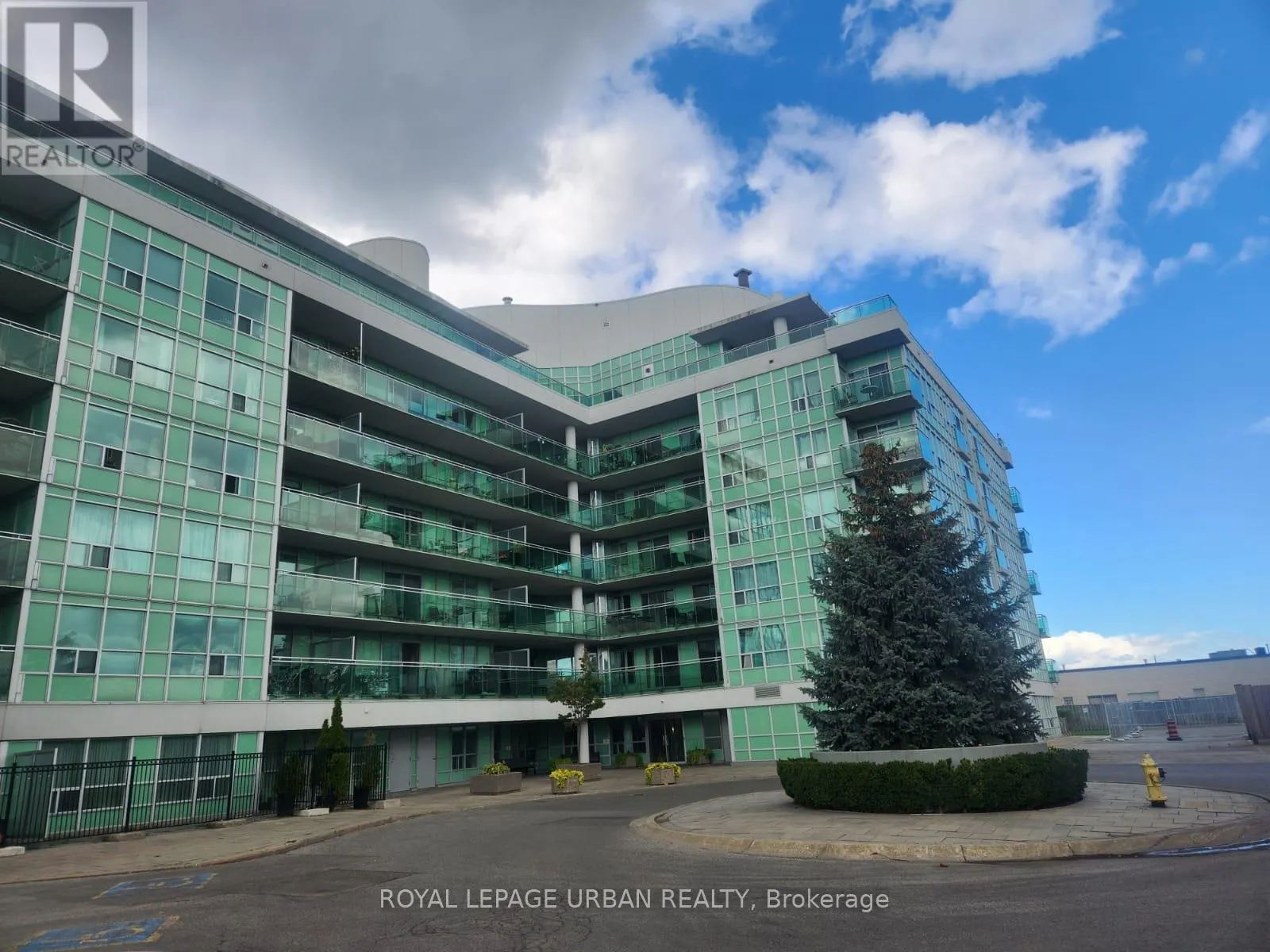 211 - 60 FAIRFAX CRESCENT