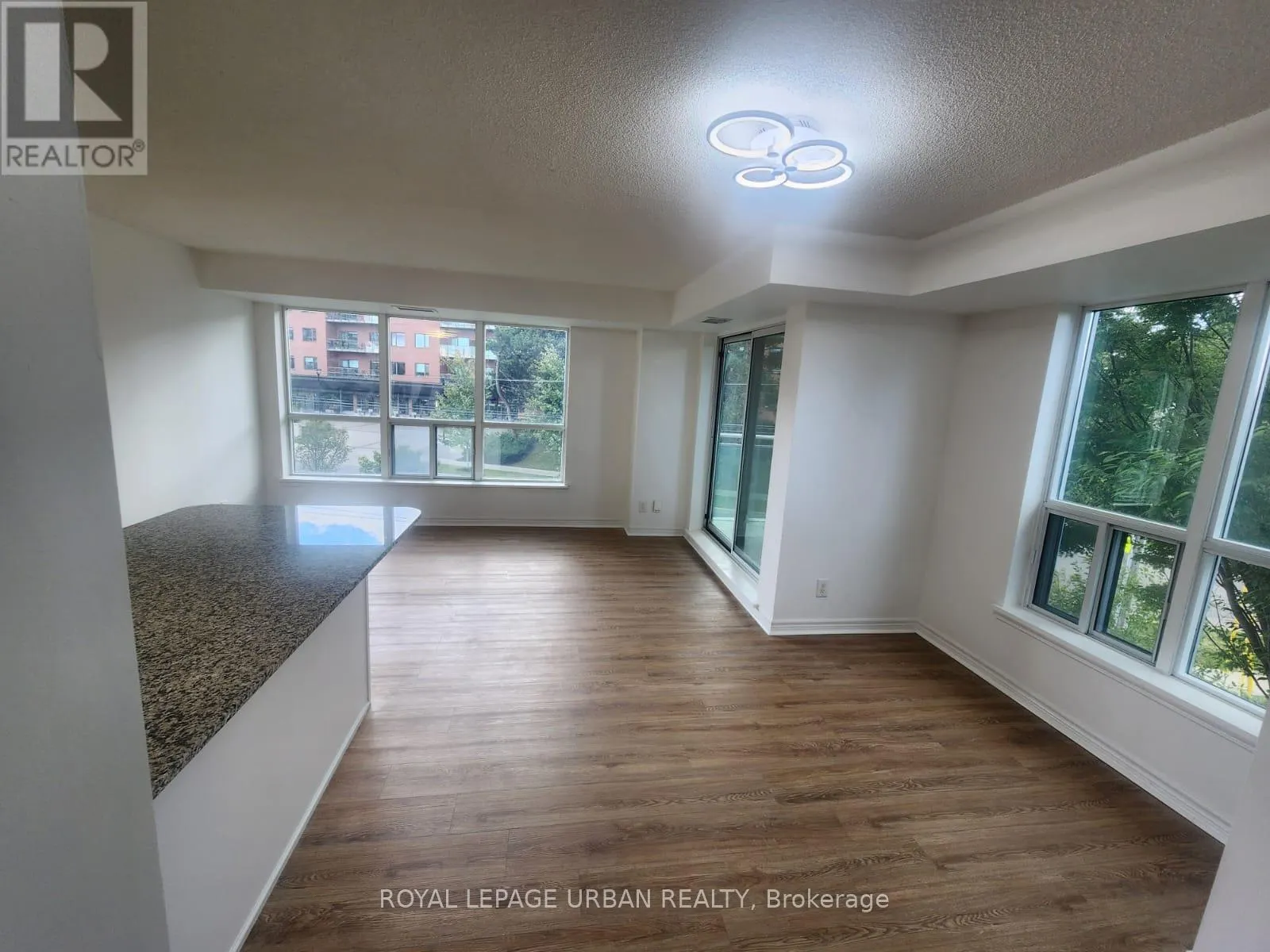 211 - 60 FAIRFAX CRESCENT