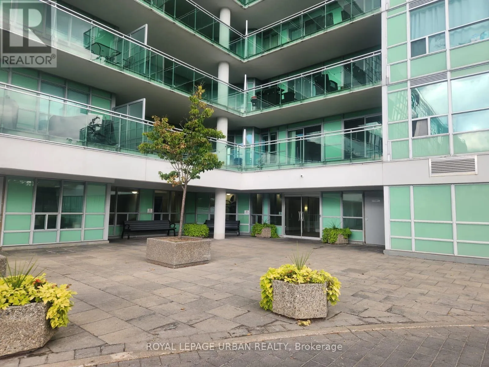 211 - 60 FAIRFAX CRESCENT