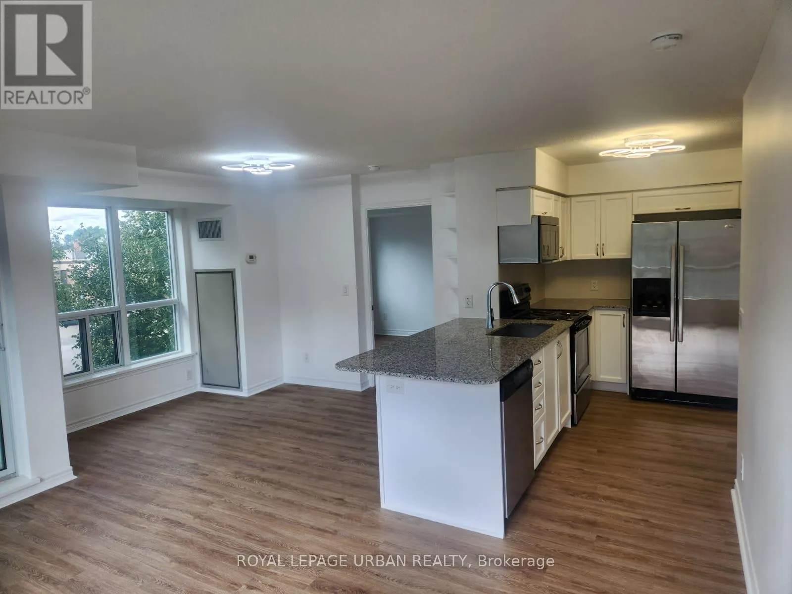 211 - 60 FAIRFAX CRESCENT