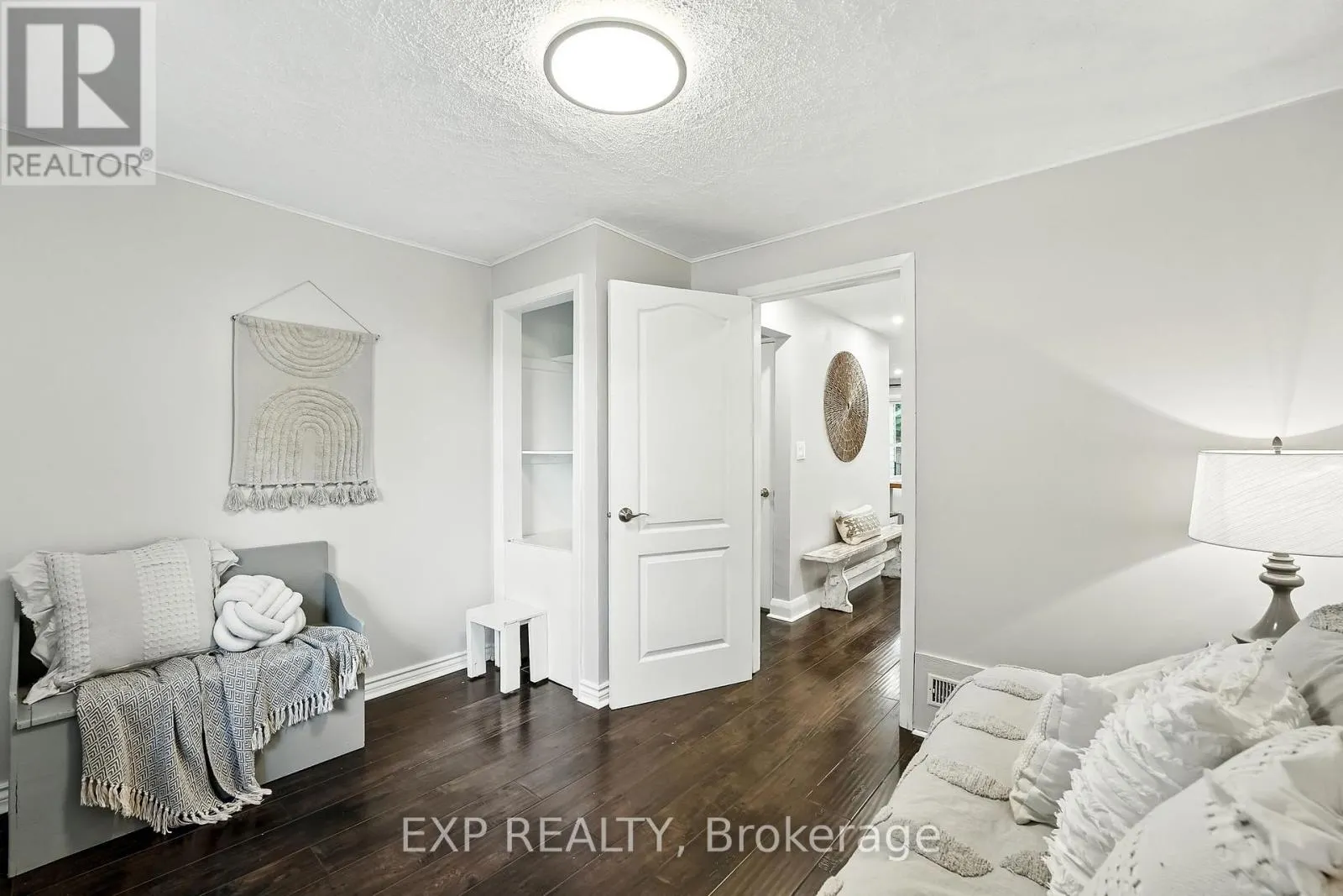 1044 KING STREET E