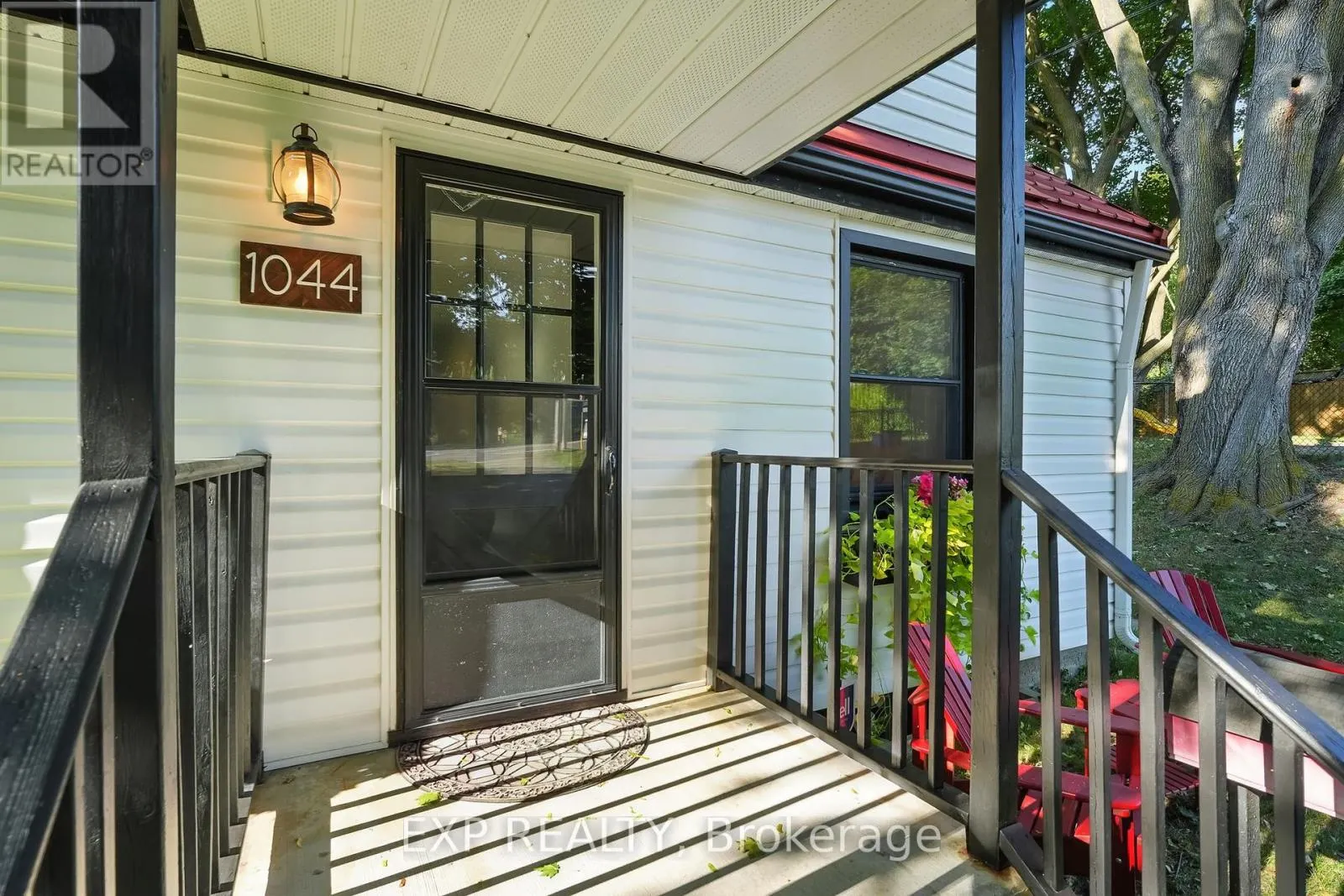 1044 KING STREET E