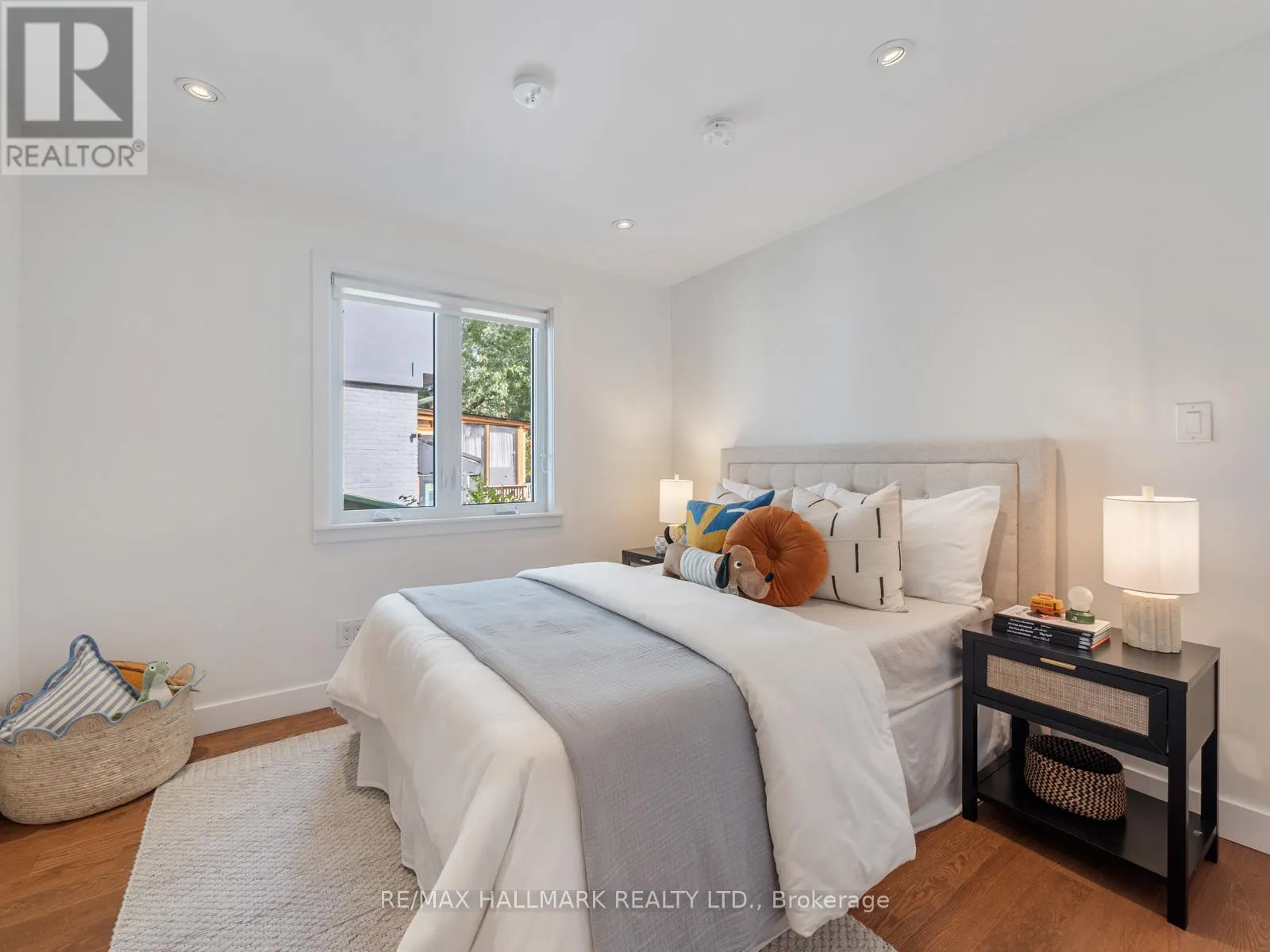 21 FAIRFAX CRESCENT