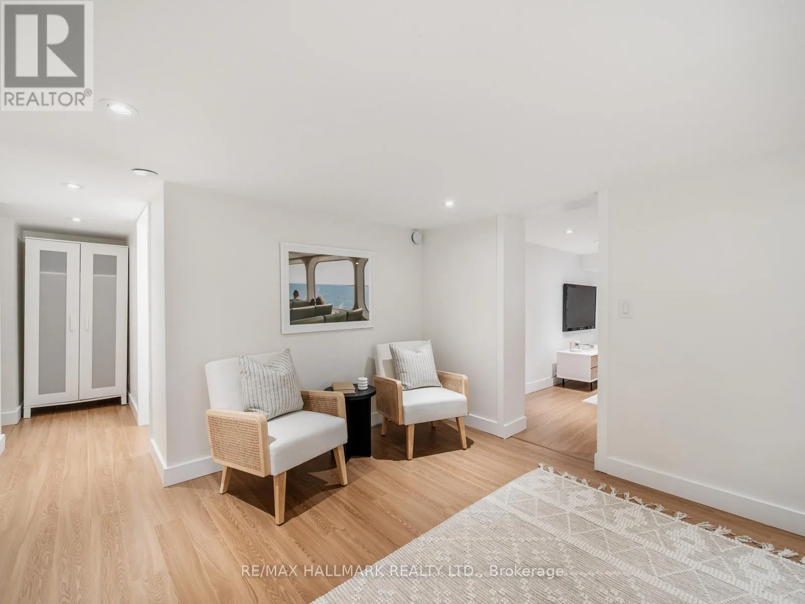21 FAIRFAX CRESCENT