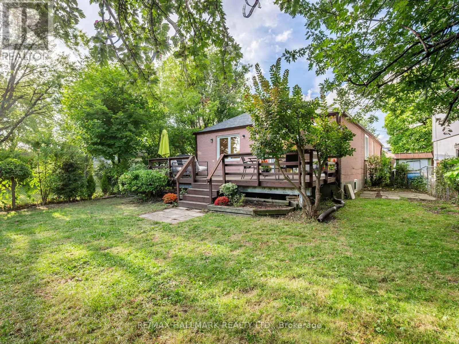 21 FAIRFAX CRESCENT