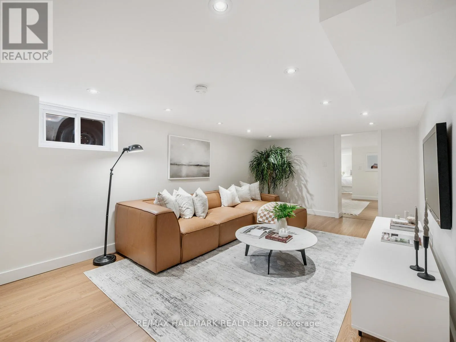 21 FAIRFAX CRESCENT