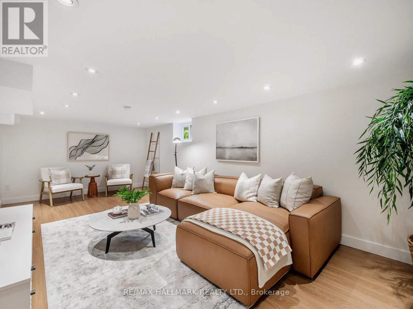 21 FAIRFAX CRESCENT