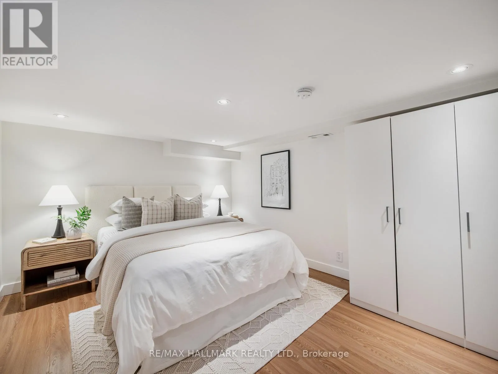 21 FAIRFAX CRESCENT