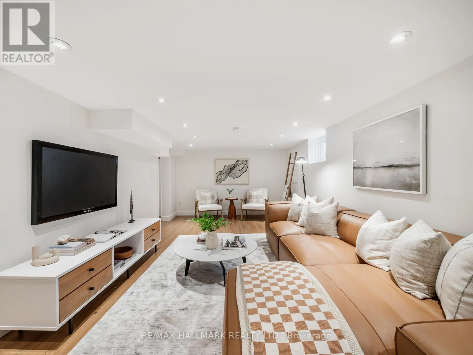 21 FAIRFAX CRESCENT