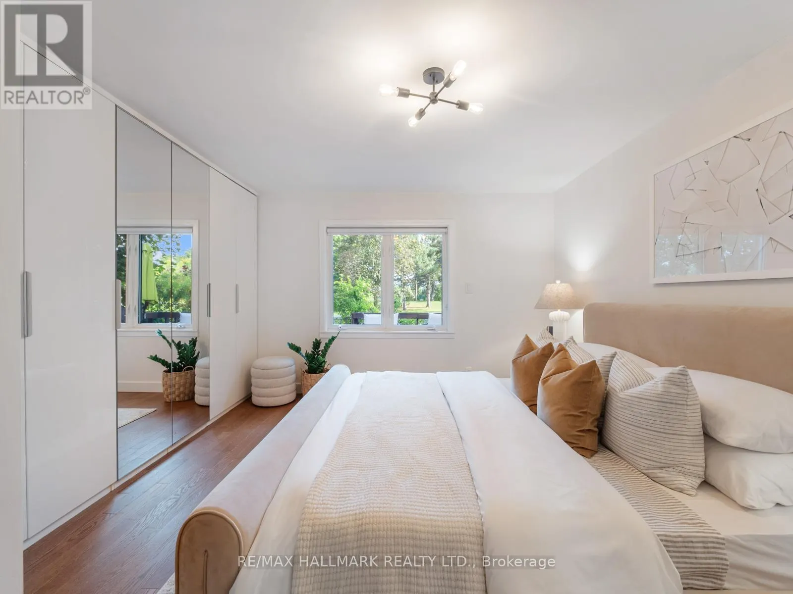 21 FAIRFAX CRESCENT